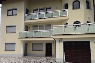 Vorbaurollläden in Mehrfamilienhaus